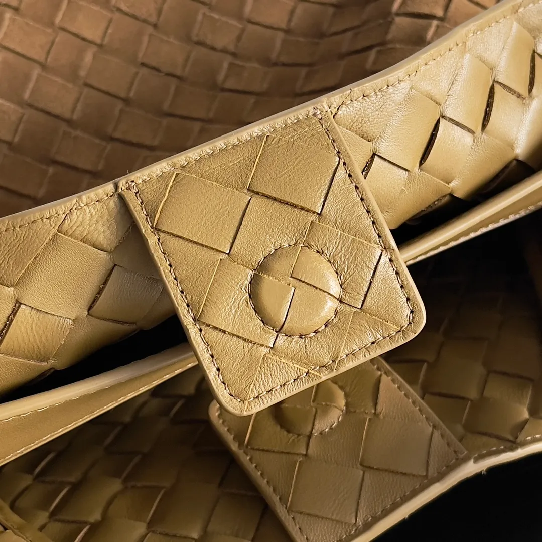 The 2023 new Andiamo batch of 2360 BV has been shipped‼ ️Really popular🔥The new Andiamo woven handbag launched by Bottega Veneta this season is really popular all over the world! ! Celebrities at home and abroad have worn it, and Oscar-winning actress Michelle Yeoh has taken it out on the street. Song Jia, Trai Yara, Yu Feihong, Sanji Ayaka, Rosie Hunting-Whiteley, Yoshioka Riho, etc. have all picked up this bag. It is classic and versatile, showing off its temperament, and the bag capacity is also large, which is very convenient for daily commuting! ! A variety of carrying methods, the shoulder straps can be adjusted by yourself, the original lambskin feels soft and delicate, and the neutral style is created to break gender boundaries and bring a more practical and longer-lasting use experience. Andiamo, which has both elegant and casual styles, perfectly interprets "fashionable old money style". Style number: 743572 (sugar) Size: 32*24*12